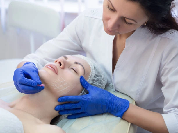 شد الوجه بالخيوط PDO: شد فوري وتأثير تحفيزي للكولاجين Istockphoto 1146906324 612x612 1