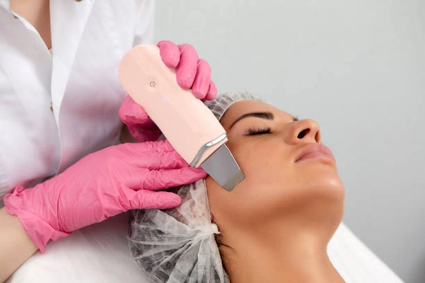 تنظيف البشرة باستخدام جهاز الألتراسونك