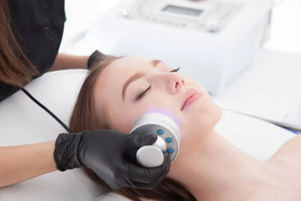 تهدئة البشرة الحساسة بتقنية السكين كالم